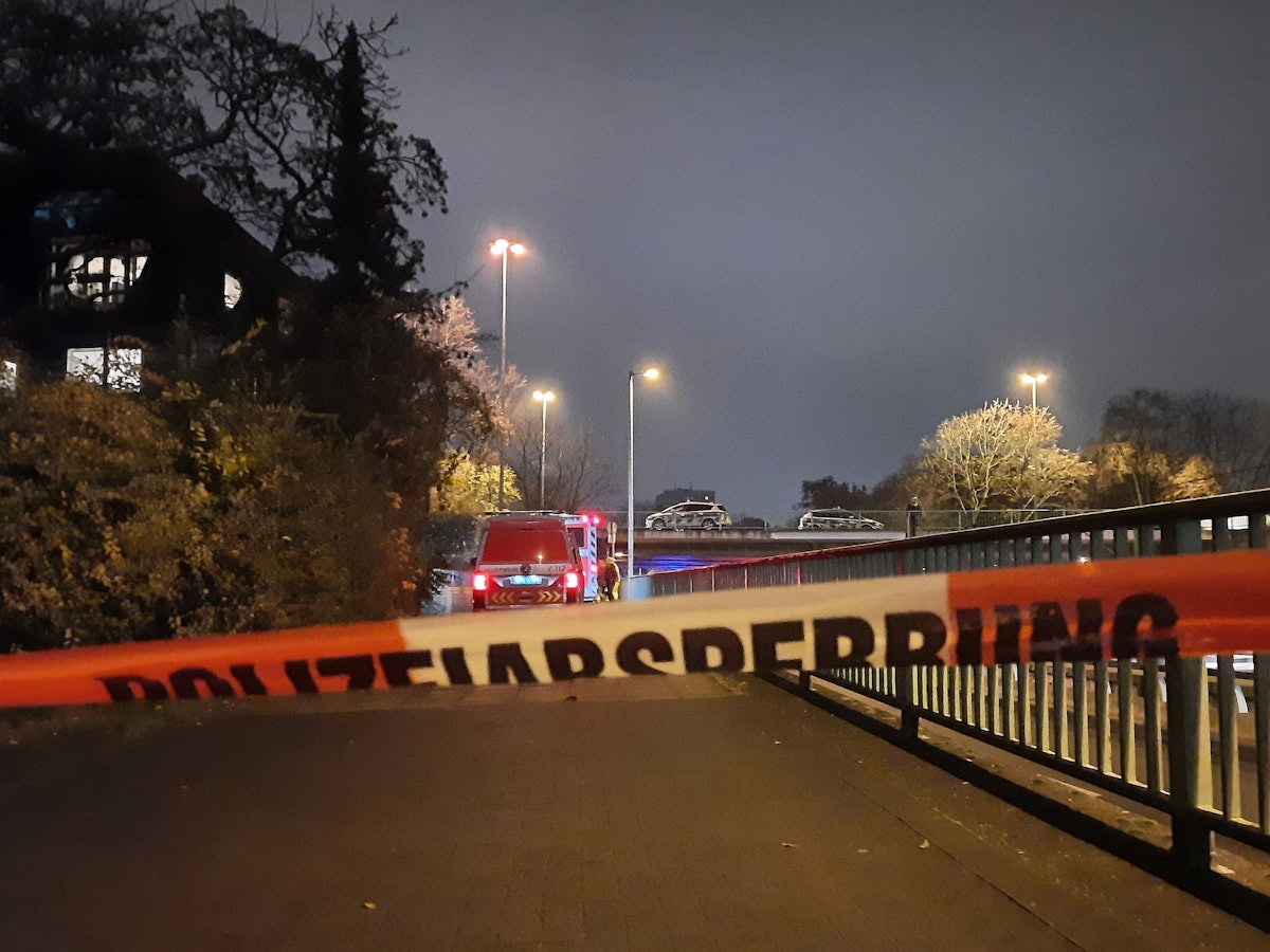 Das am 19. November 2021 in Köln entstandene Bild zeigt ein Polizeiabsperrband, das zur Räumung des Stadtteils Riehl diente.