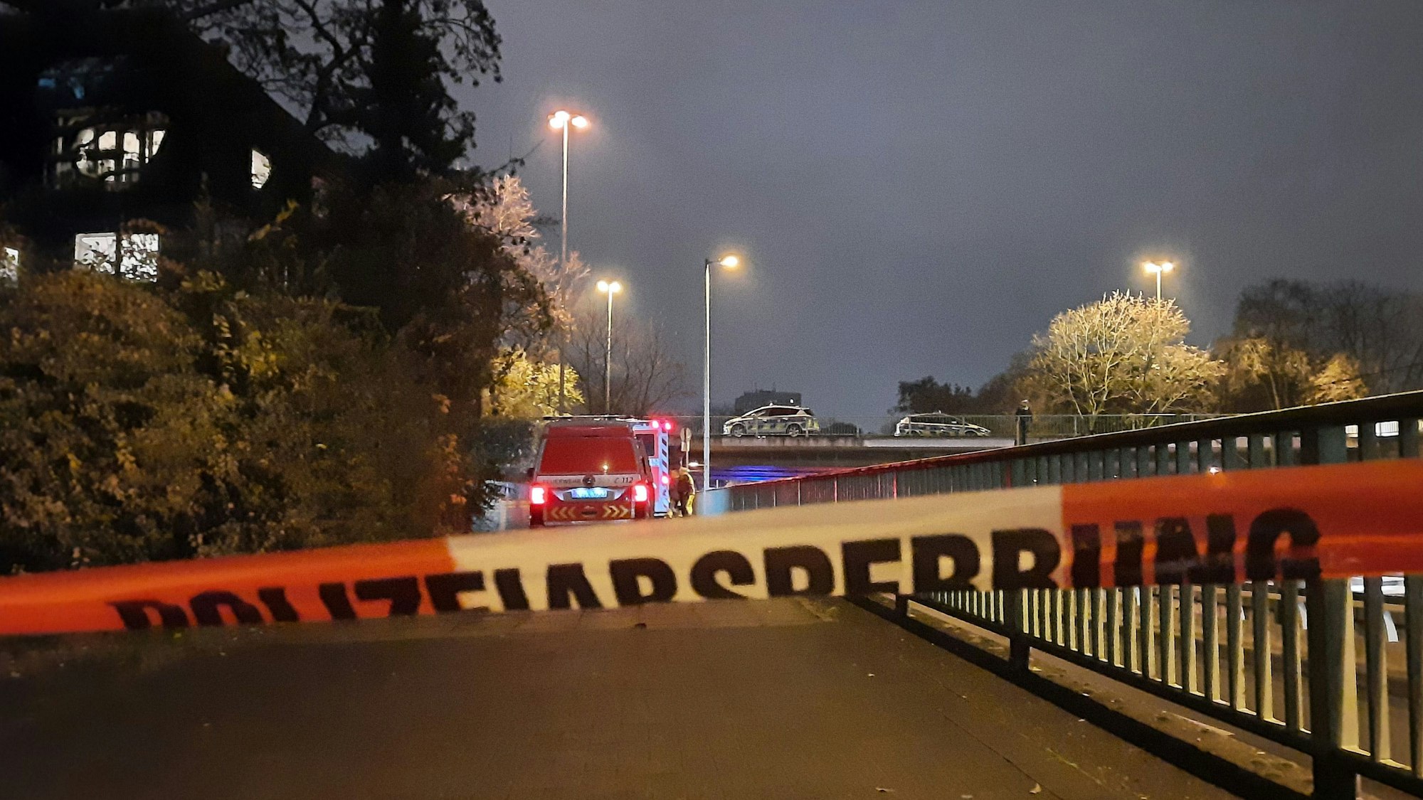 Das am 19. November 2021 in Köln entstandene Bild zeigt ein Polizeiabsperrband, das zur Räumung des Stadtteils Riehl diente.