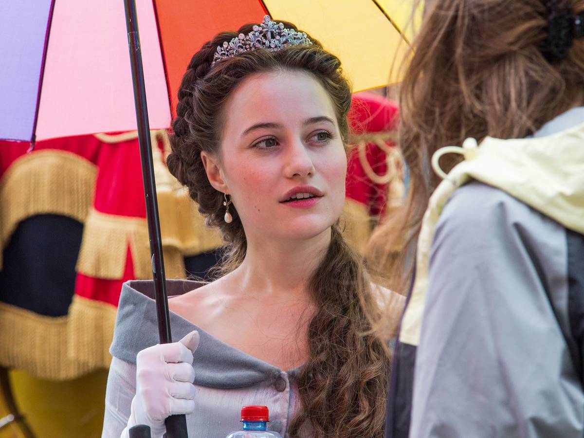 Dominique Devenport als Herzogin Elisabeth in Bayern, die zu Elisabeth von Österreich und später von Österreich-Ungarn wird, bei Dreharbeiten der RTL-Serie „Sisi“.