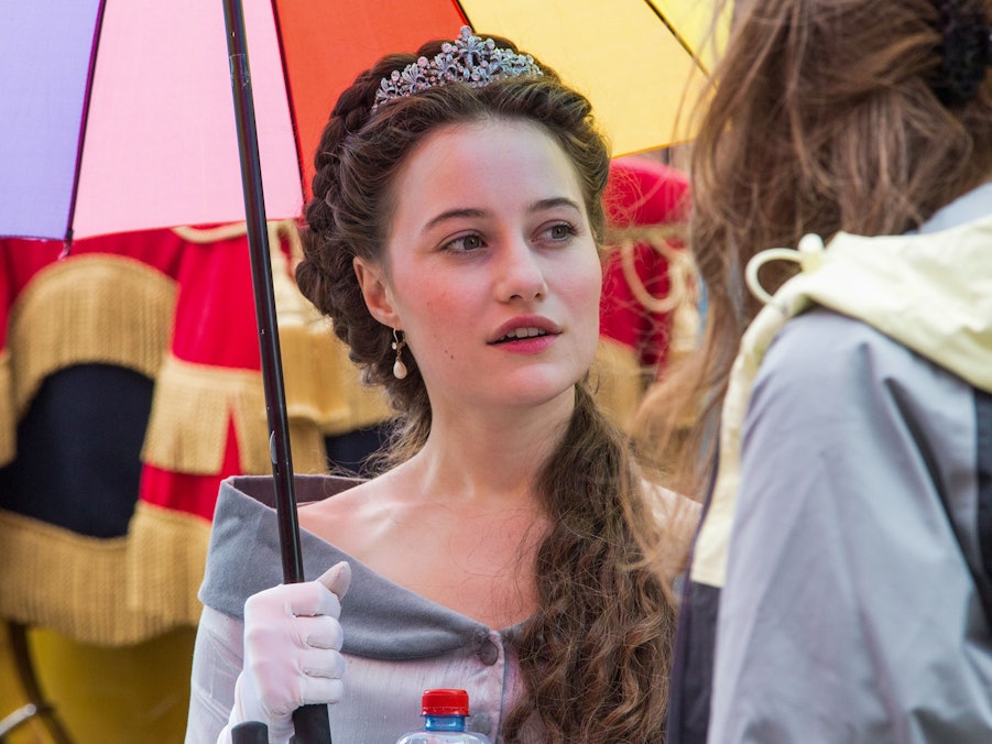 Dominique Devenport als Herzogin Elisabeth in Bayern, die zu Elisabeth von Österreich und später von Österreich-Ungarn wird, bei Dreharbeiten der RTL-Serie „Sisi“.