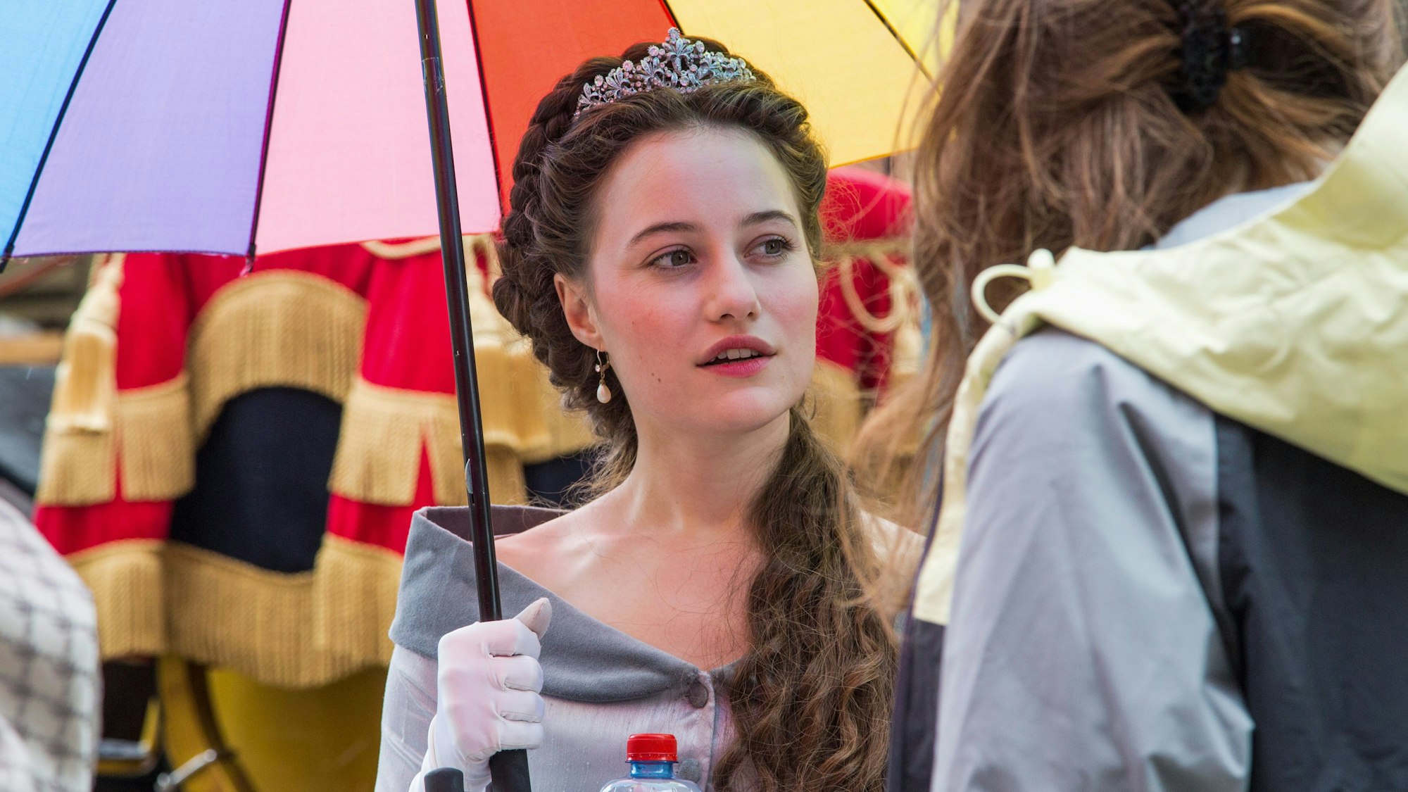 Dominique Devenport als Herzogin Elisabeth in Bayern, die zu Elisabeth von Österreich und später von Österreich-Ungarn wird, bei Dreharbeiten der RTL-Serie „Sisi“.
