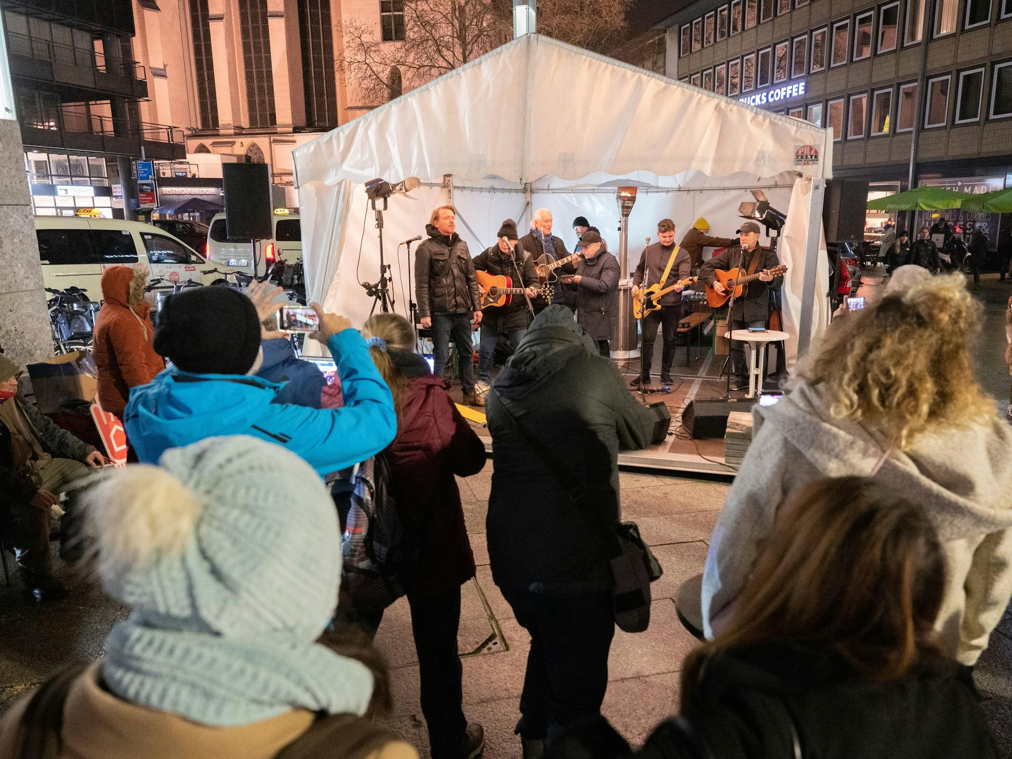 Menschen stehen bei einer Mahnwache gegen Obdachlosigkeit.