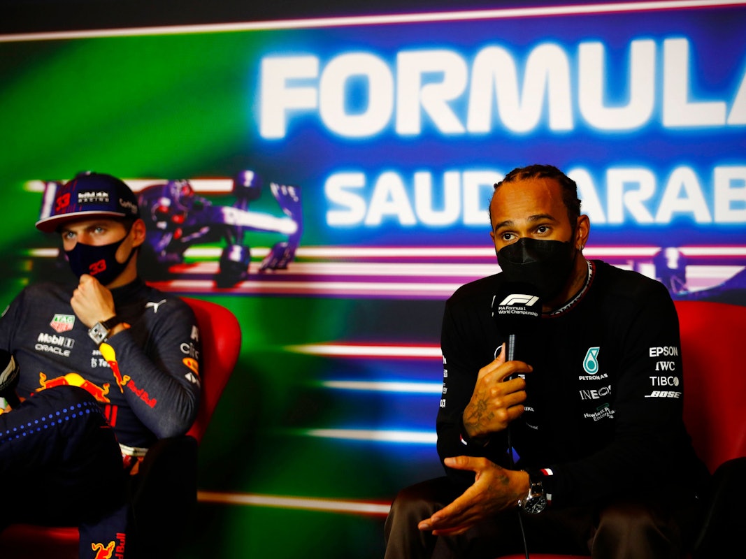 Max Verstappen und Lewis Hamilton bei der Pressekonferenz
