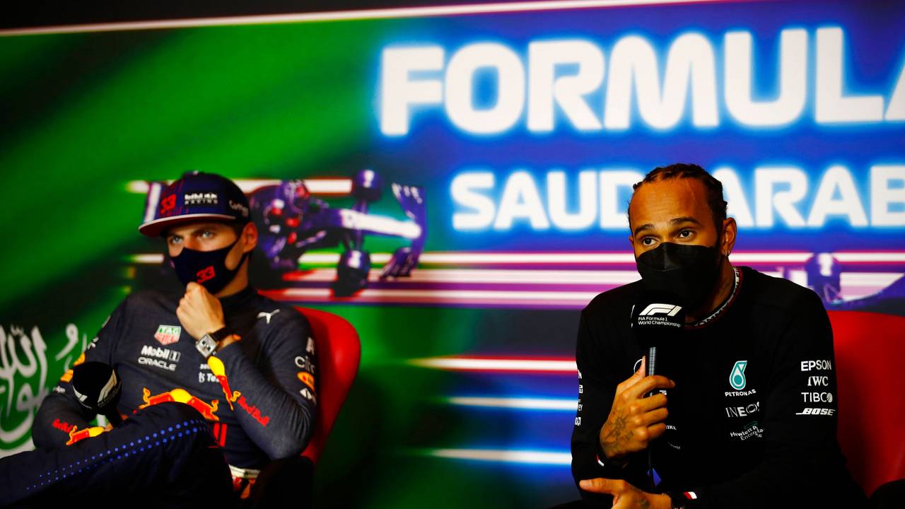 Max Verstappen und Lewis Hamilton bei der Pressekonferenz