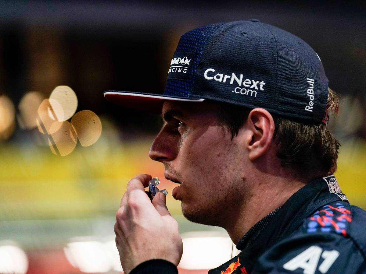 Max Verstappen trägt eine Kappe und schaut mit geöffnetem Mund zur Seite.