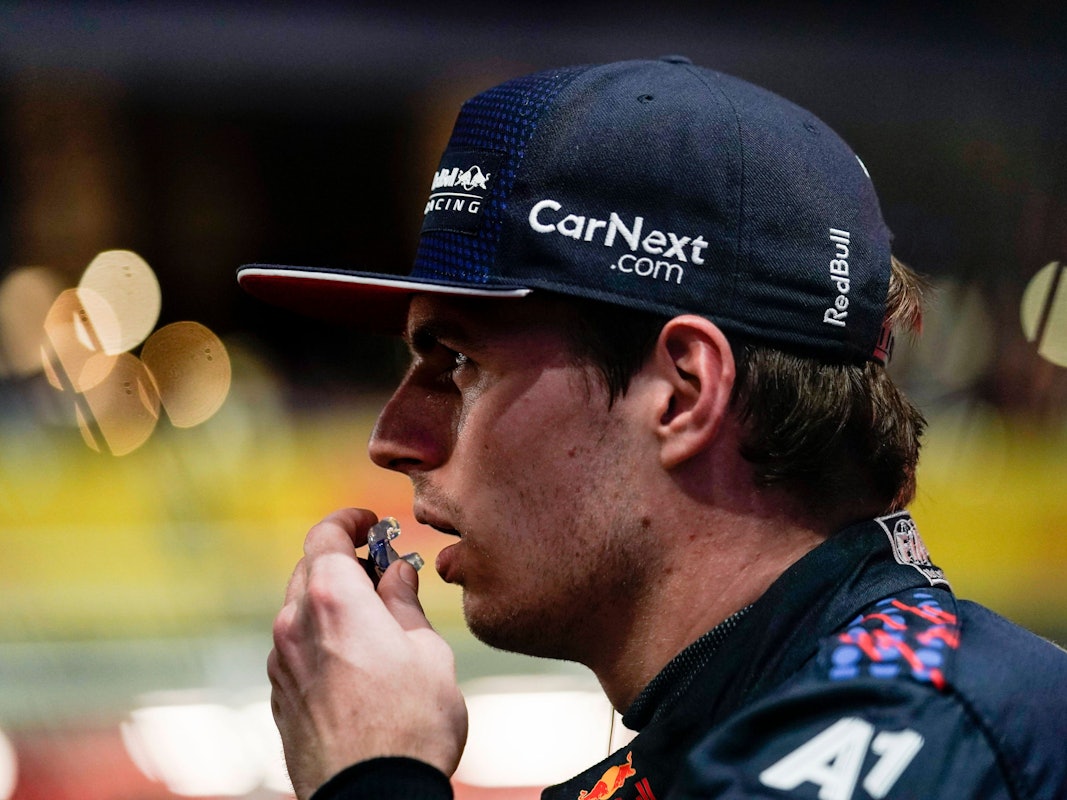 Max Verstappen trägt eine Kappe und schaut mit geöffnetem Mund zur Seite.