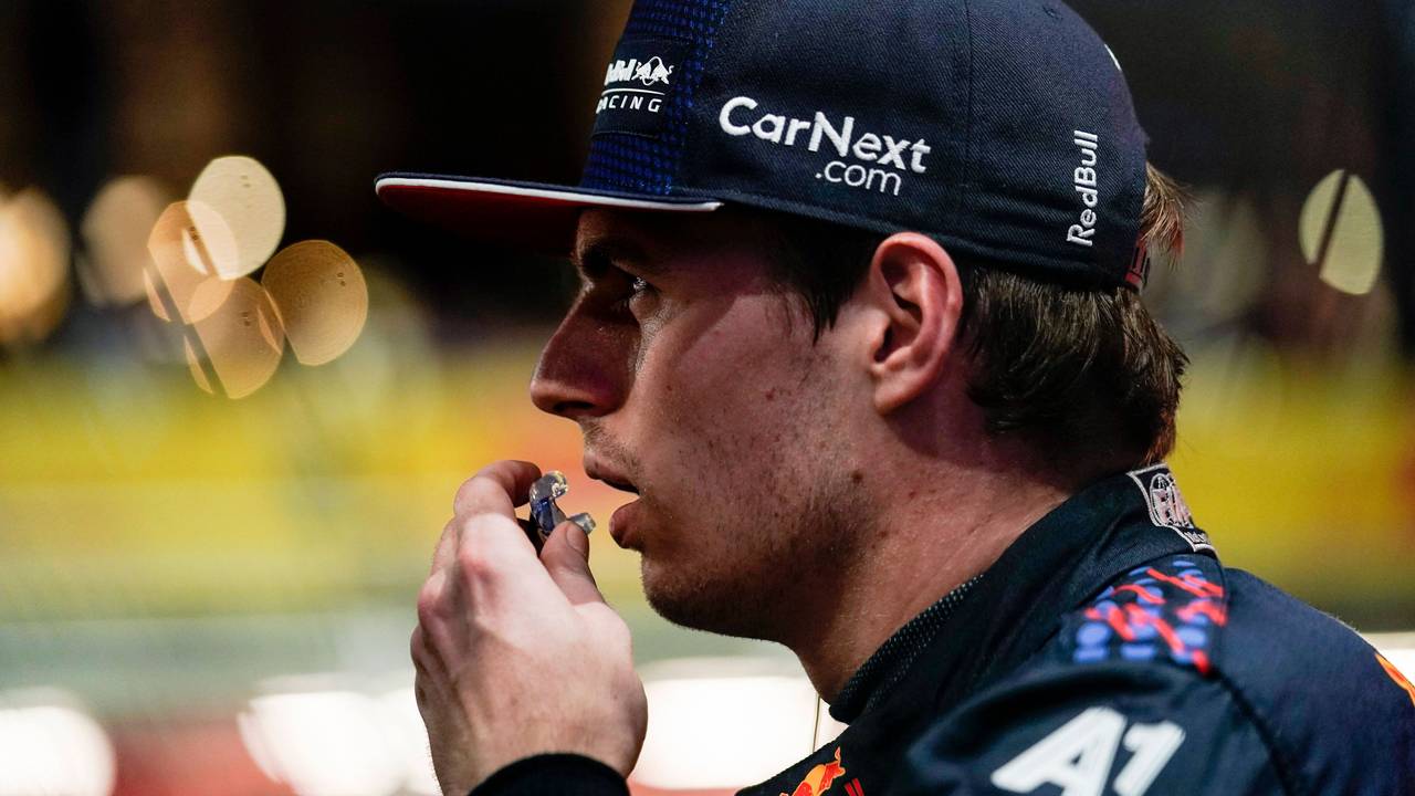Max Verstappen trägt eine Kappe und schaut mit geöffnetem Mund zur Seite.