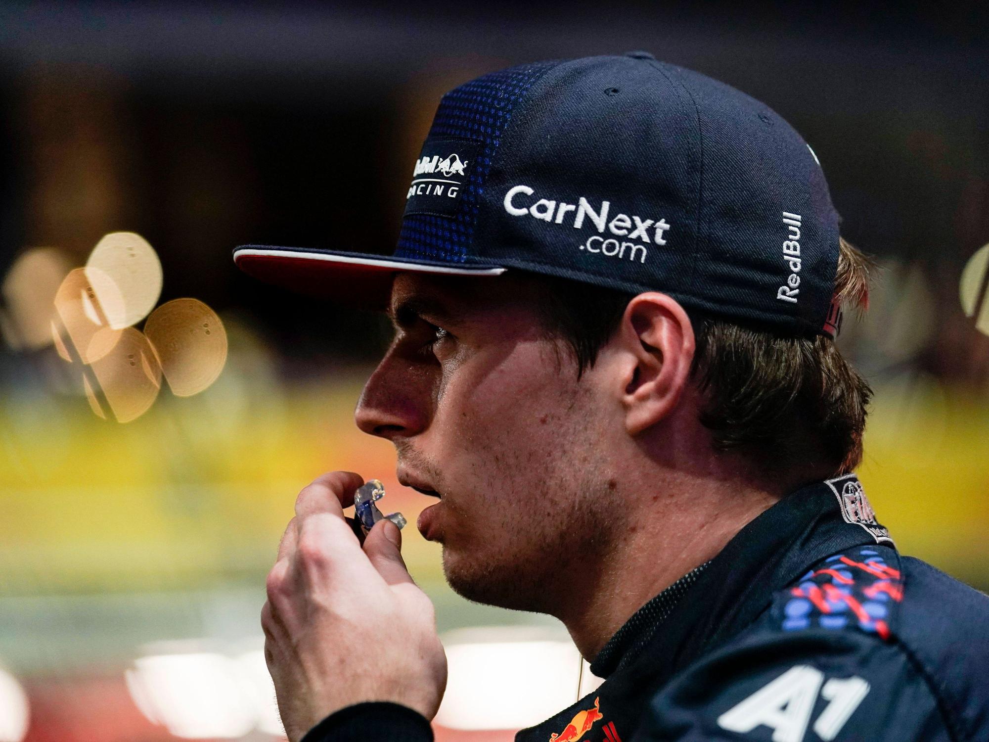 Max Verstappen trägt eine Kappe und schaut mit geöffnetem Mund zur Seite.