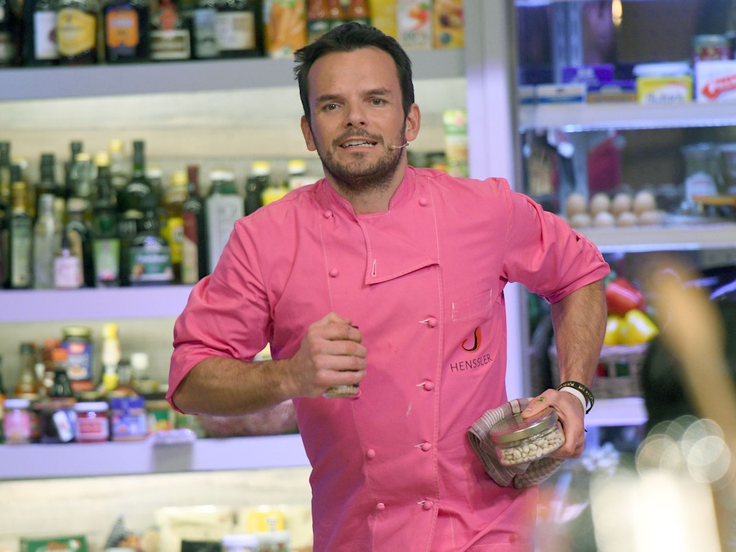 Der Koch Steffen Henssler agiert bei der Vox-Kochshow "Grill den Henssler".