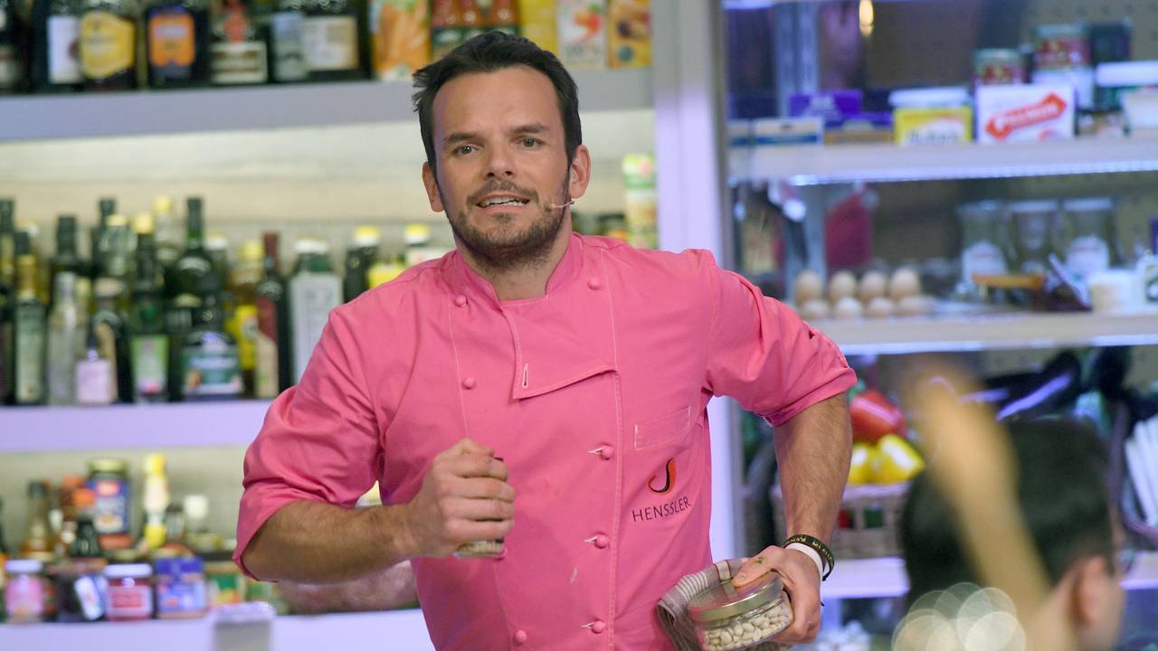 Der Koch Steffen Henssler agiert bei der Vox-Kochshow "Grill den Henssler".