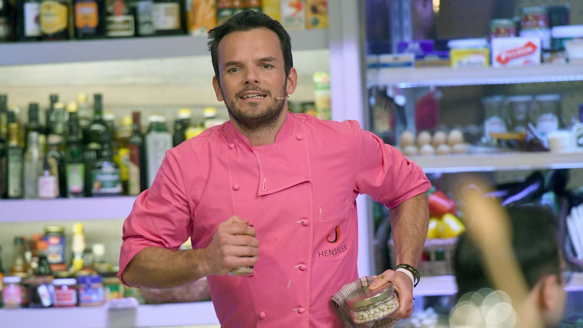 Der Koch Steffen Henssler agiert bei der Vox-Kochshow "Grill den Henssler".