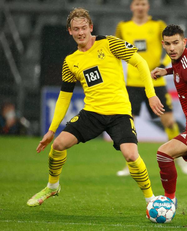 Lucas Hernández hat den Ball am Fuß, Julian Brandt versucht, an den Ball zu gelangen.