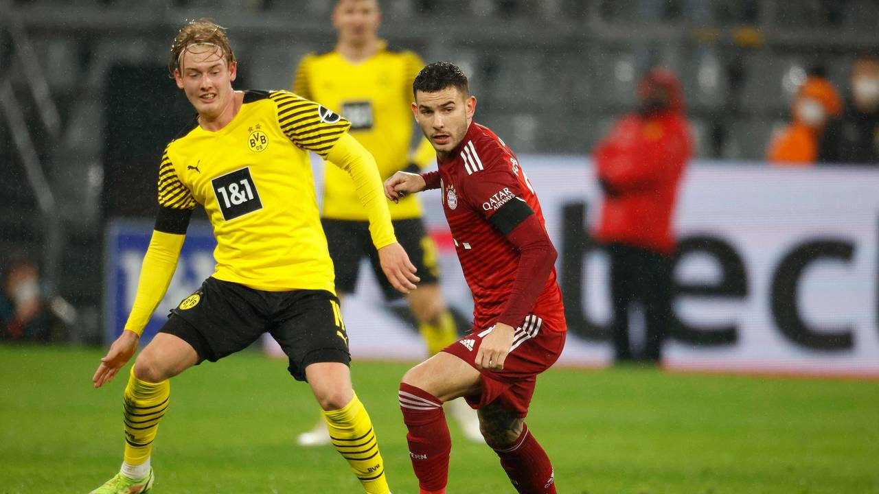 Lucas Hernández hat den Ball am Fuß, Julian Brandt versucht, an den Ball zu gelangen.