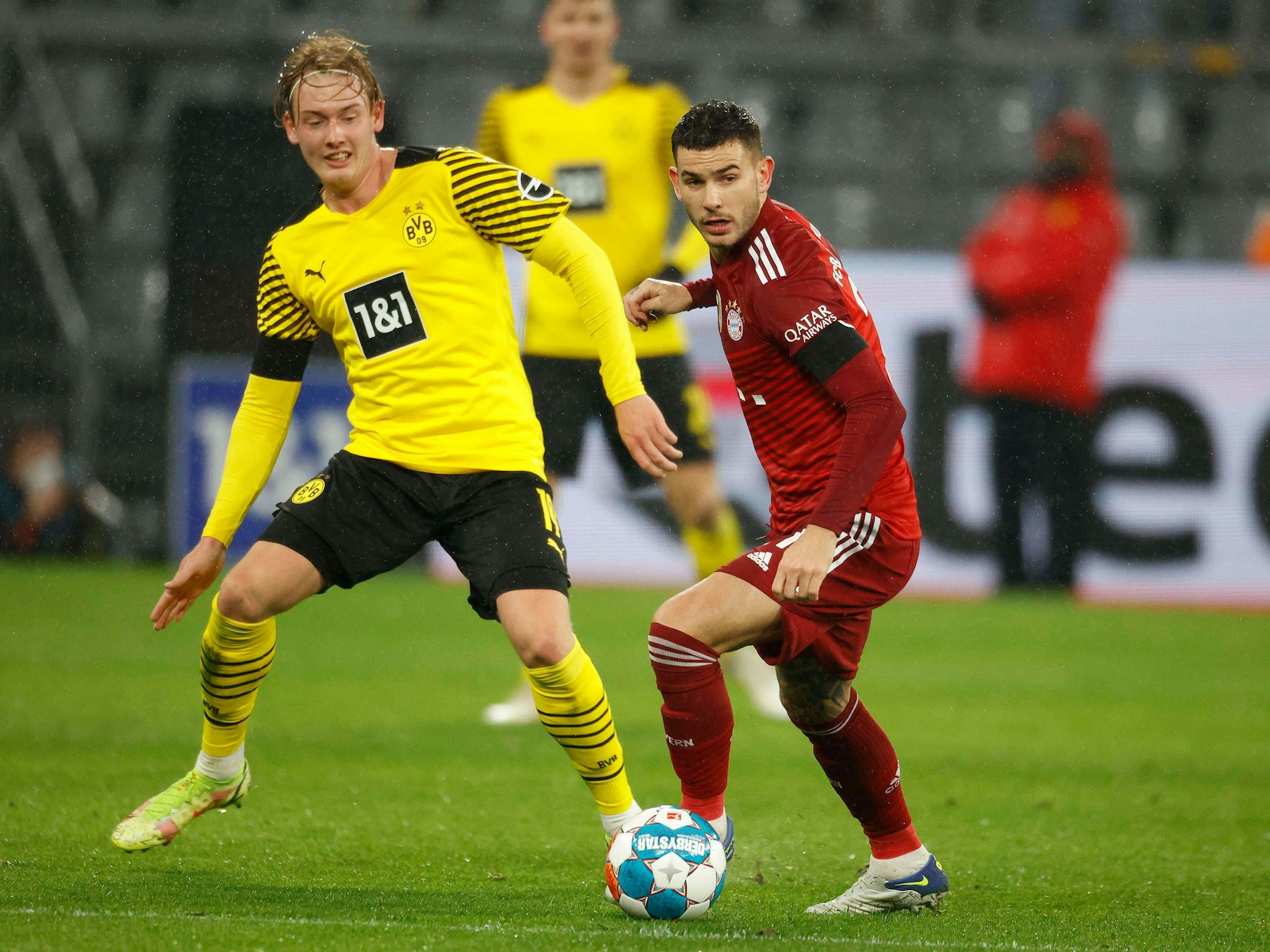 Lucas Hernández hat den Ball am Fuß, Julian Brandt versucht, an den Ball zu gelangen.