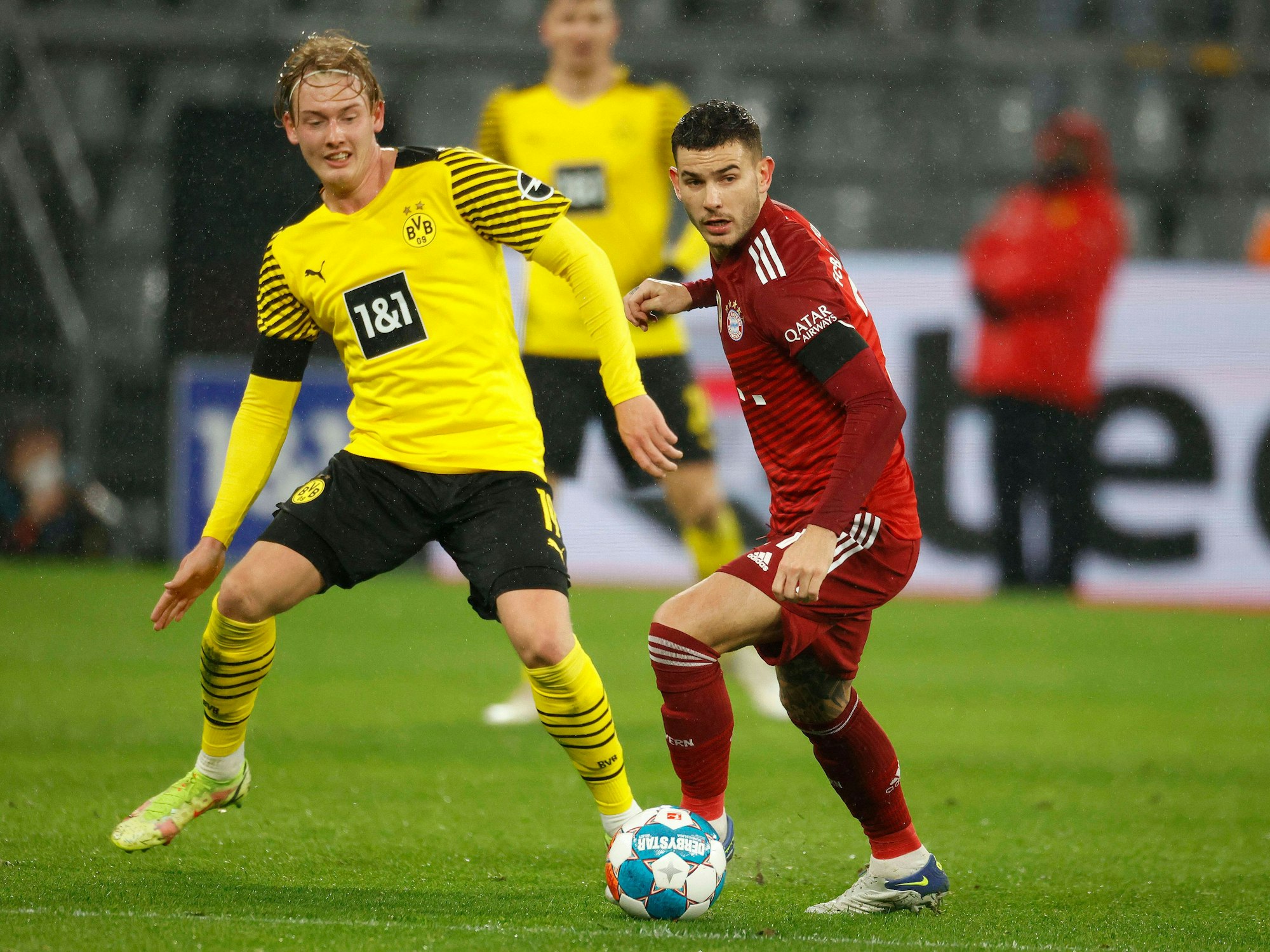 Lucas Hernández hat den Ball am Fuß, Julian Brandt versucht, an den Ball zu gelangen.