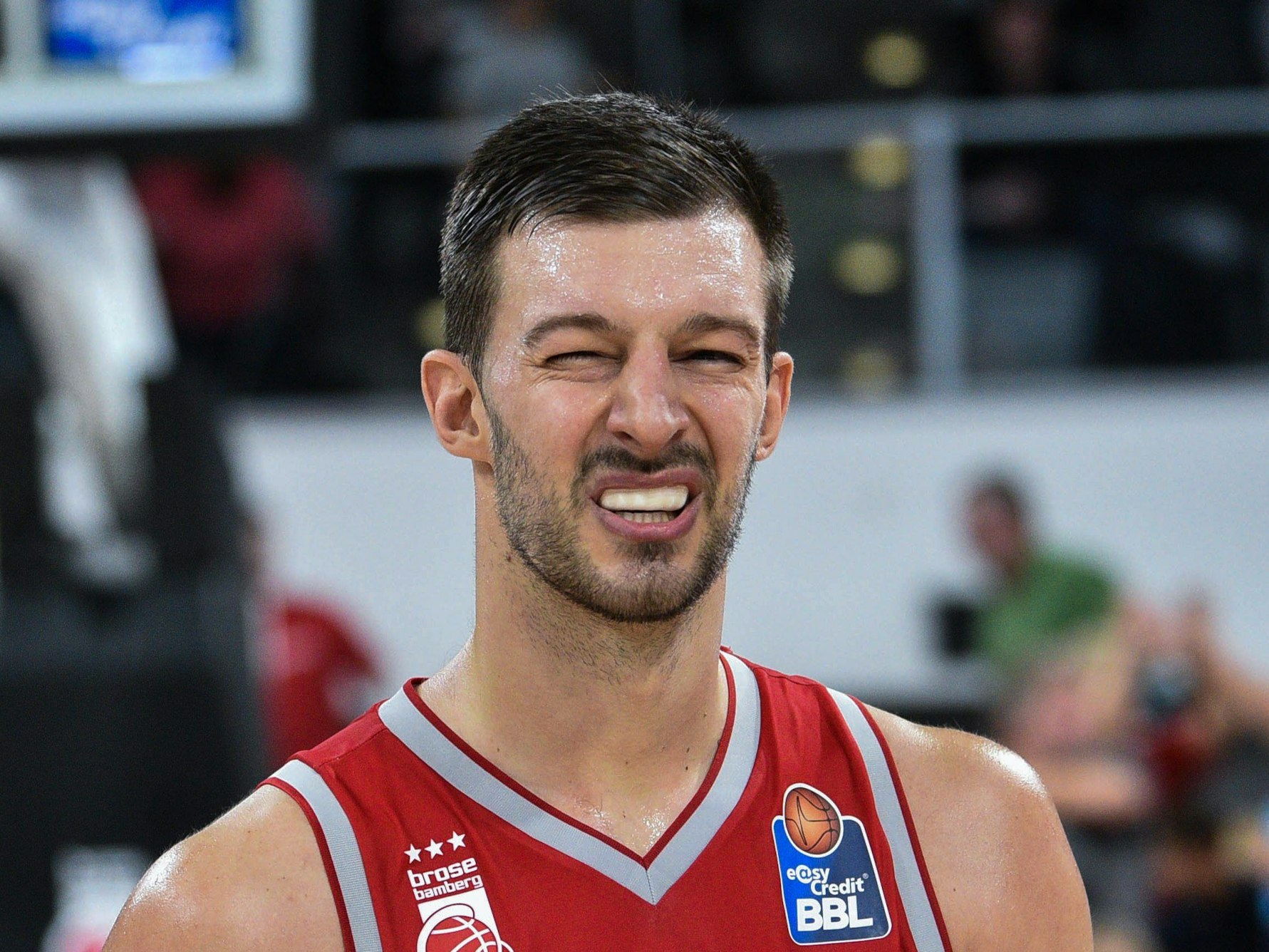 Stevan Jovelac steht im Bamberg-Trikot mit Mundschutz auf dem Feld.