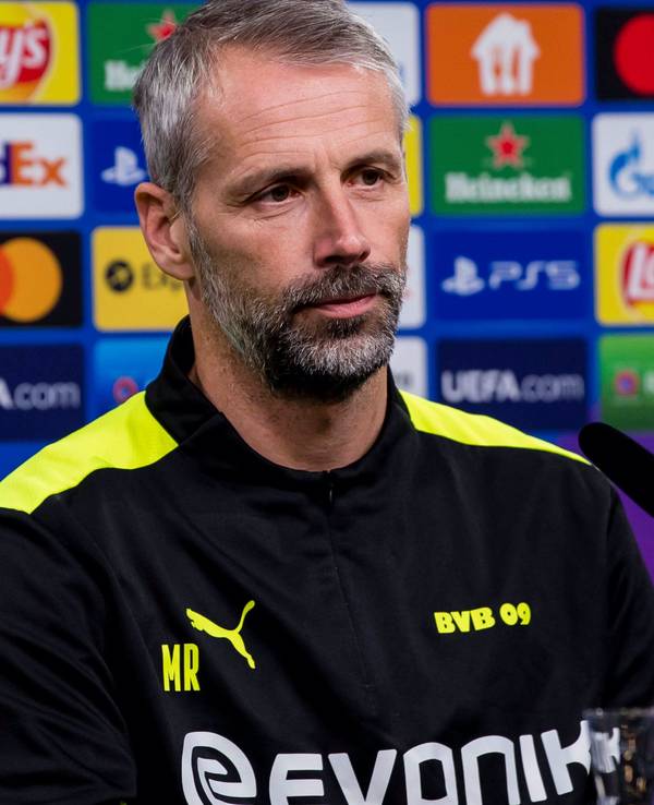 Dortmunds Trainer Marco Rose gibt eine Pressekonferenz.