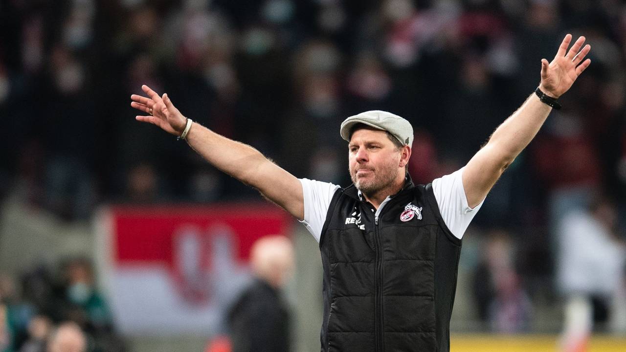 Kölns Trainer Steffen Baumgart jubelt nach der Partie.