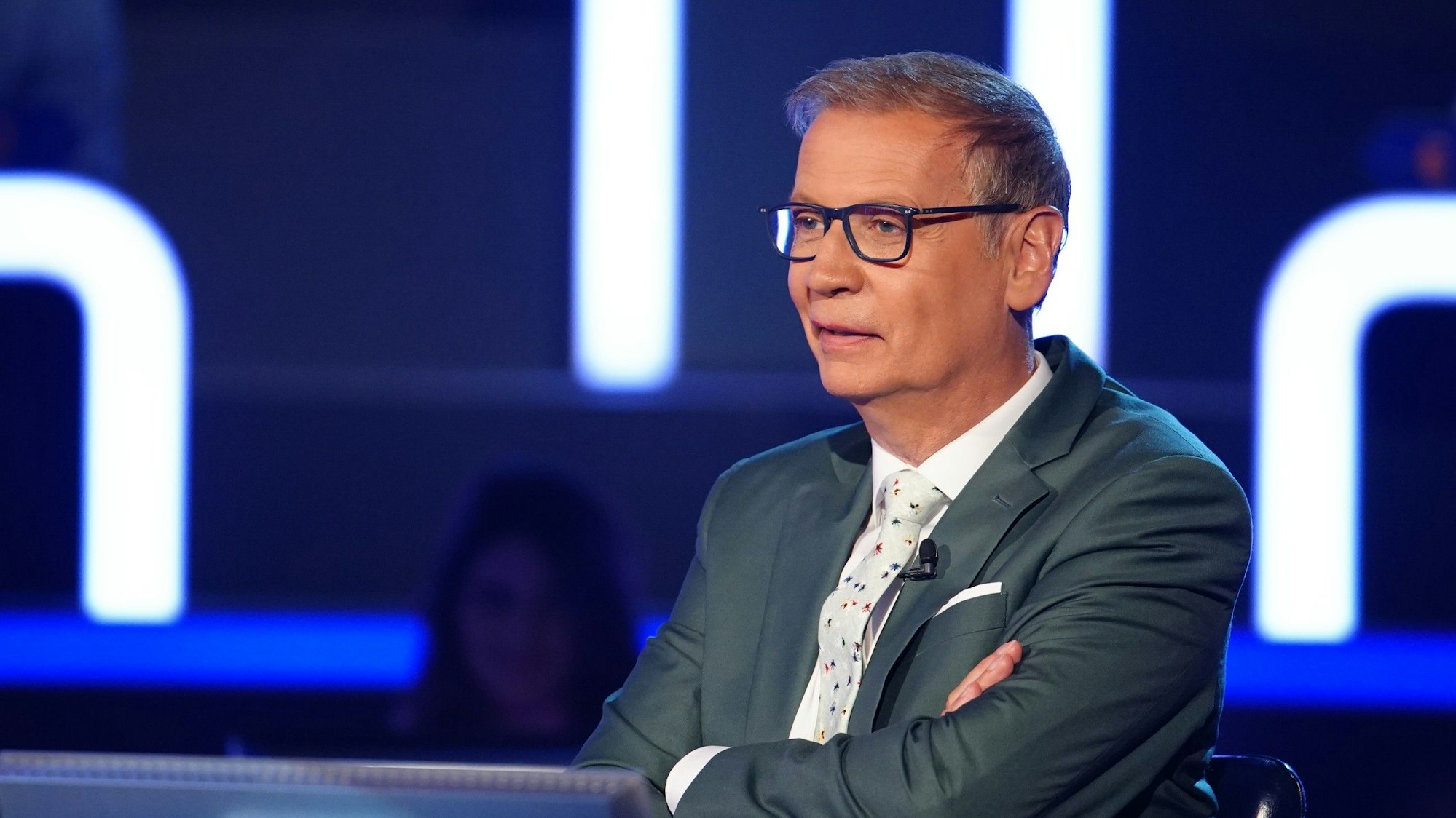 Moderator Günther Jauch ist am Montagabend (6. Dezember) ganz hin und weg von seiner Kandidatin Renate Muddemann. Sie tischt direkt eine pikante Geschichte auf.