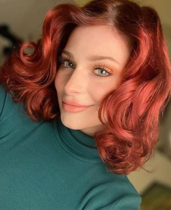 Schlagersängerin Marie Reim zeigt ihren Instagram-Fans auf einem Foto vom 4.12.2021 das Ergebnis ihres ersten Versuchs, einen Lockenstab zu benutzen.