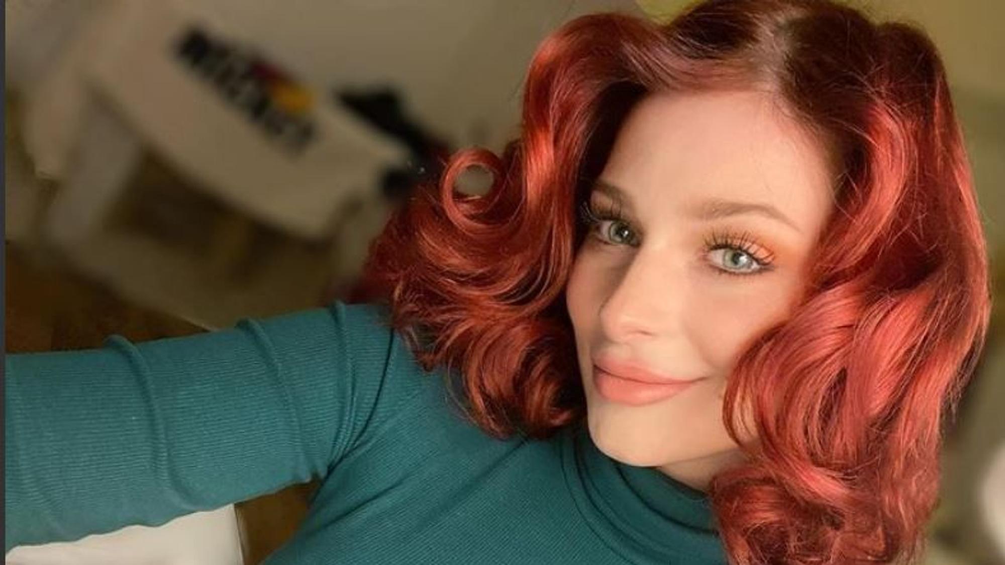 Schlagersängerin Marie Reim zeigt ihren Instagram-Fans auf einem Foto vom 4.12.2021 das Ergebnis ihres ersten Versuchs, einen Lockenstab zu benutzen.
