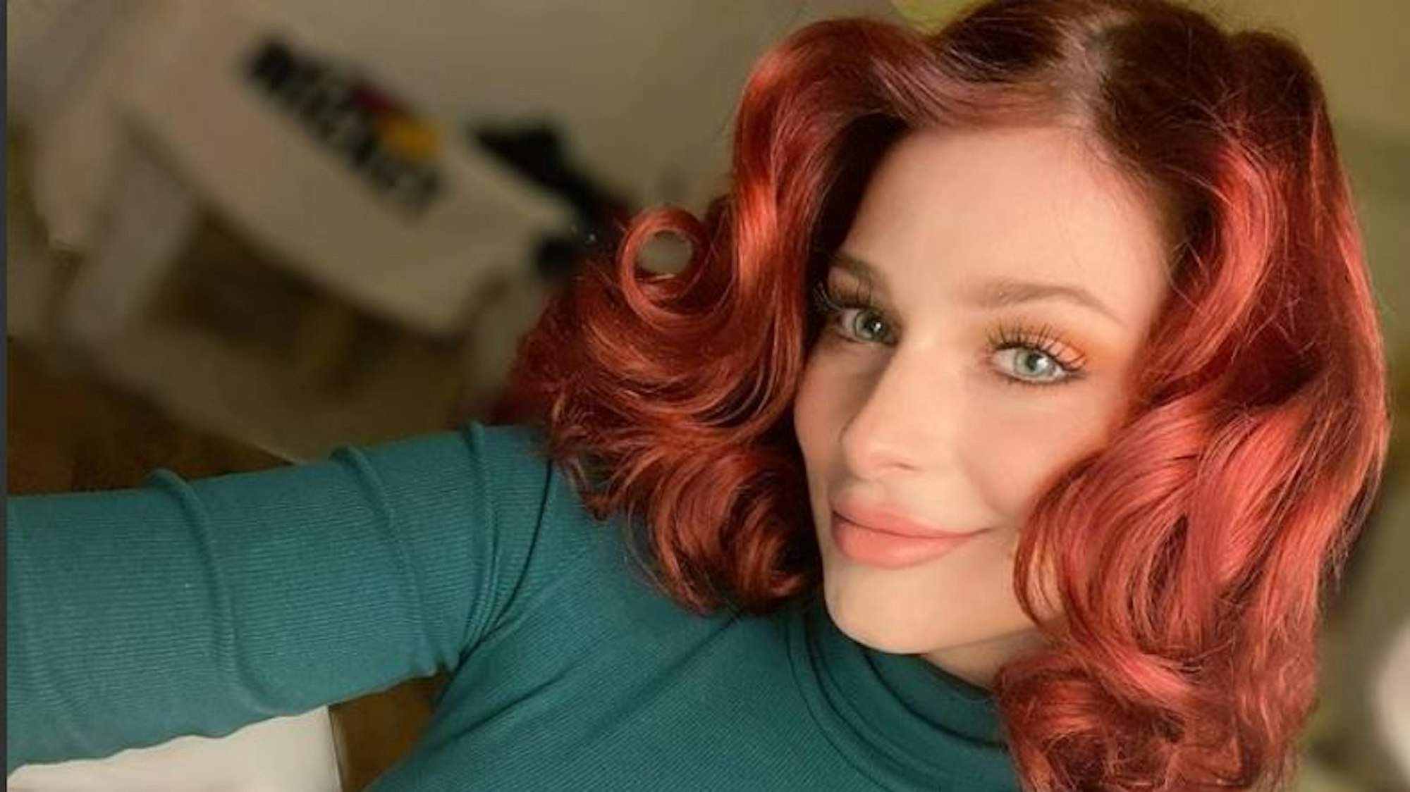 Schlagersängerin Marie Reim zeigt ihren Instagram-Fans auf einem Foto vom 4.12.2021 das Ergebnis ihres ersten Versuchs, einen Lockenstab zu benutzen.