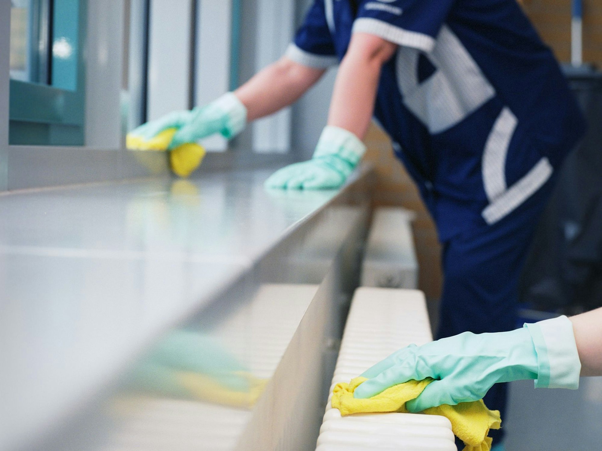 Reinigungskräfte bei der Arbeit in einem Gebäude
