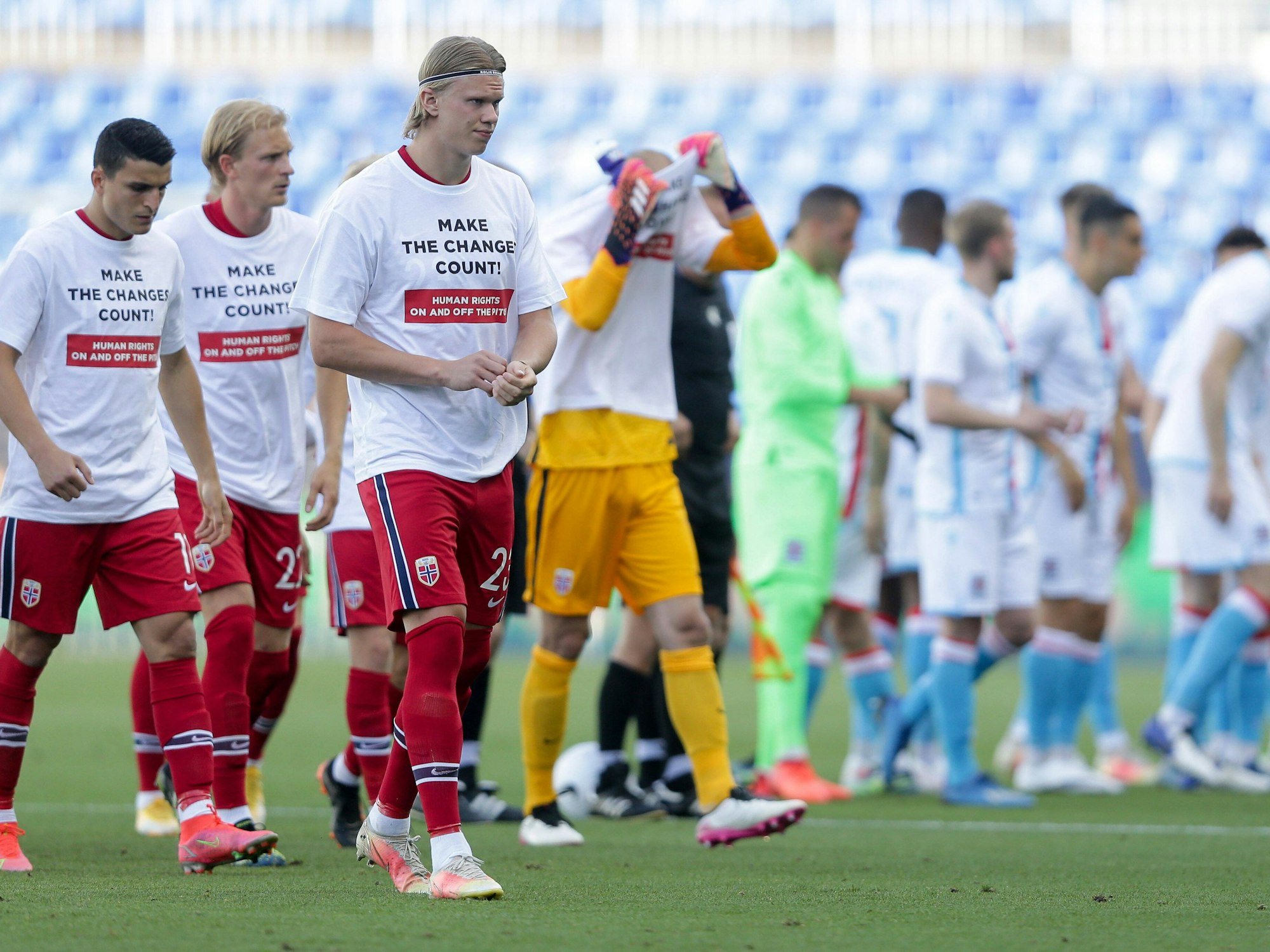 Erling Haaland Norwegen 23 mit einem T-Shirt mit der Aufschrift "Make the change count human rights on and off the pitch".