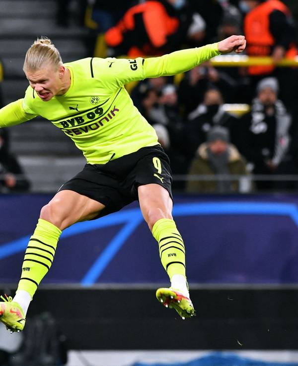 Dortmunds Erling Haaland köpft ein Tor gegen Besiktas.