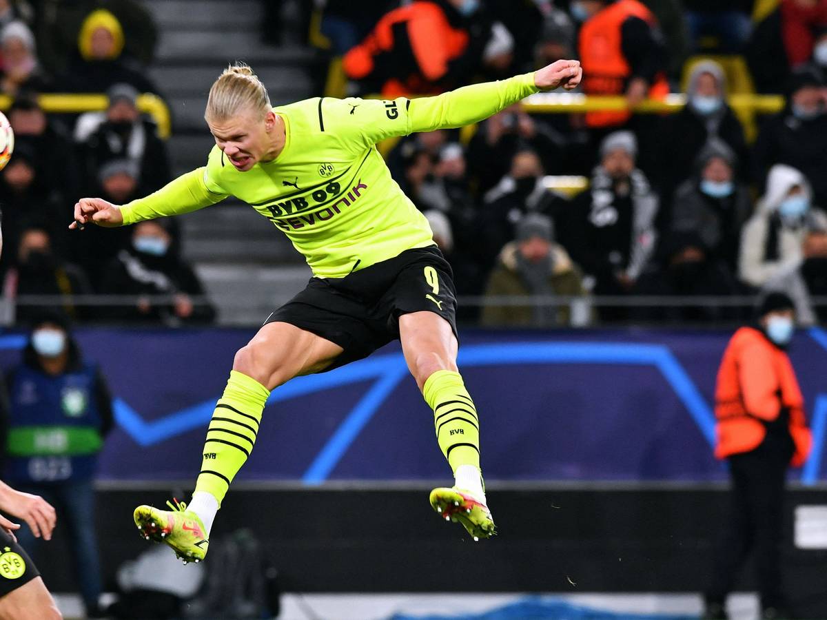 Dortmunds Erling Haaland köpft ein Tor gegen Besiktas.