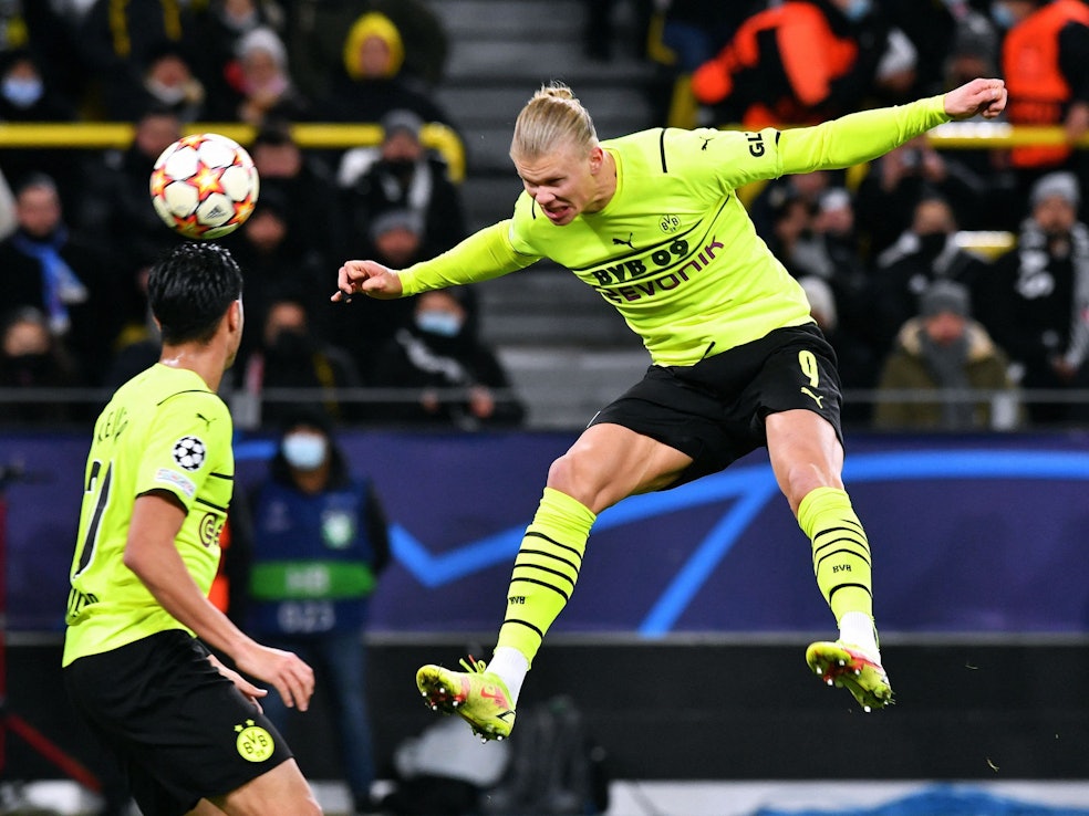 Dortmunds Erling Haaland köpft ein Tor gegen Besiktas.