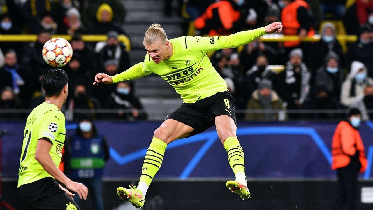Dortmunds Erling Haaland köpft ein Tor gegen Besiktas.