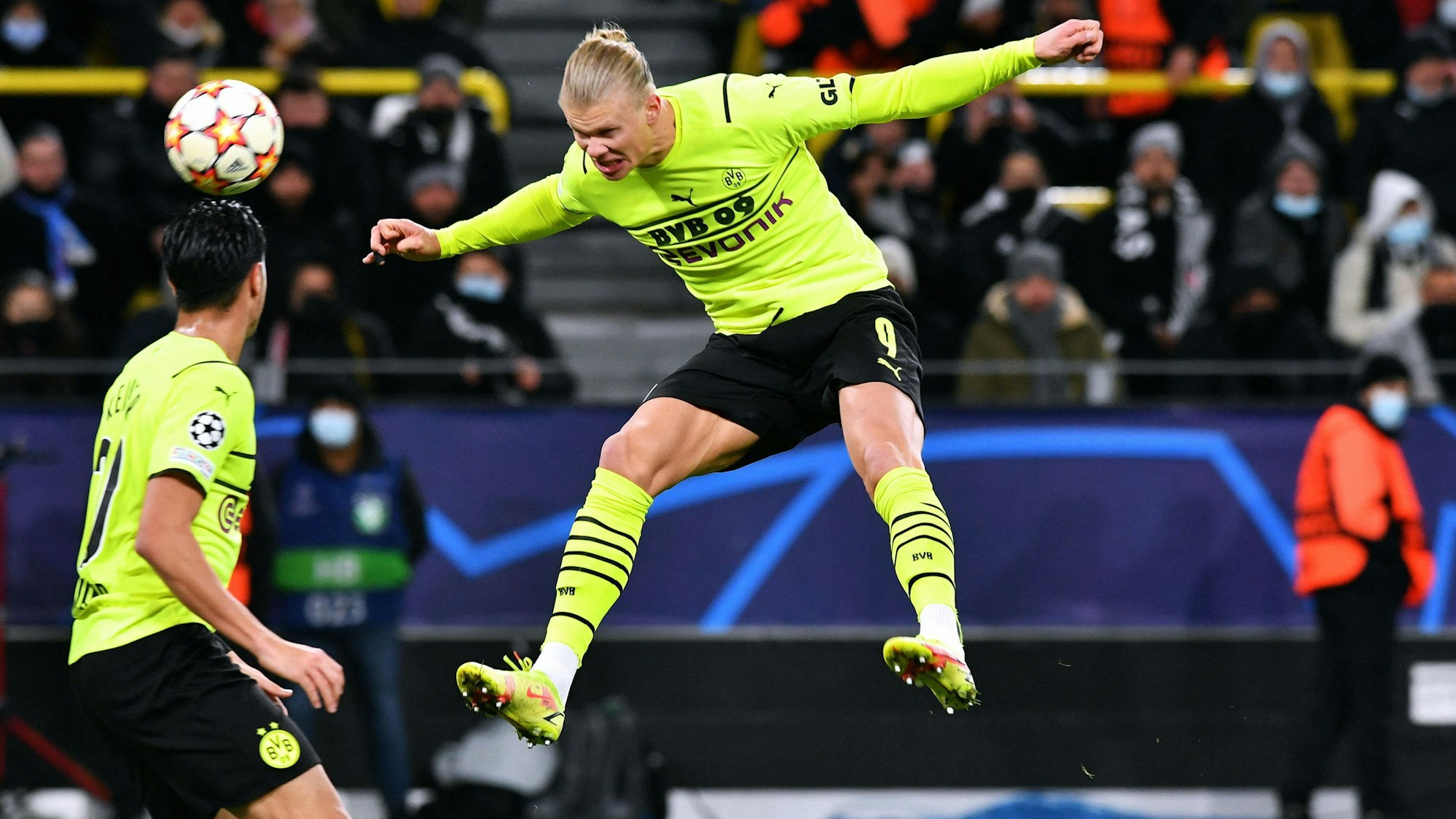 Dortmunds Erling Haaland köpft ein Tor gegen Besiktas.