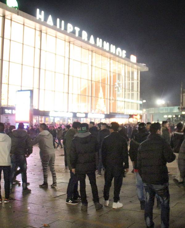 Viele Menschen stehen auf dem Vorplatz des Hauptbahnhofs in Köln.