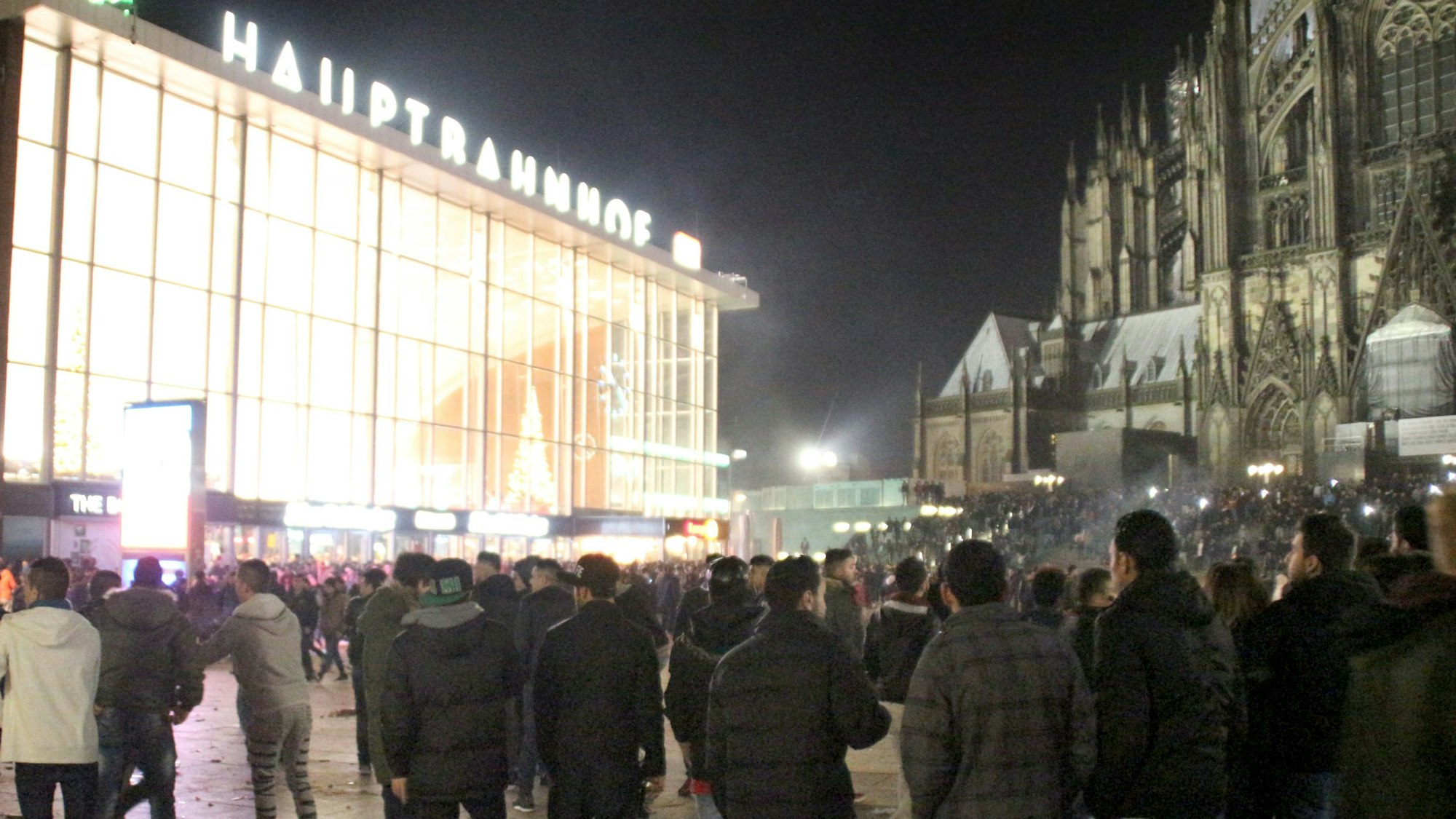 Viele Menschen stehen auf dem Vorplatz des Hauptbahnhofs in Köln.