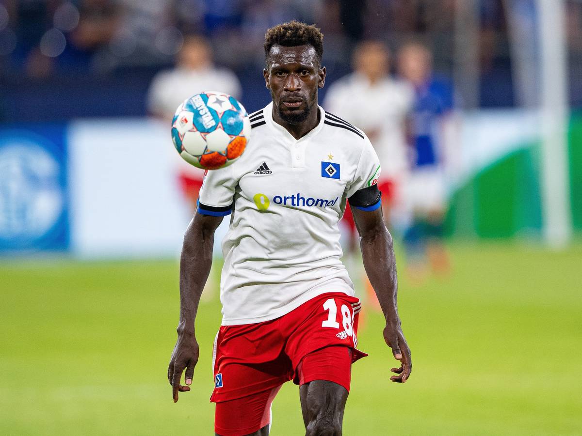 Hamburgs Bakery Jatta fokussiert den Ball an.