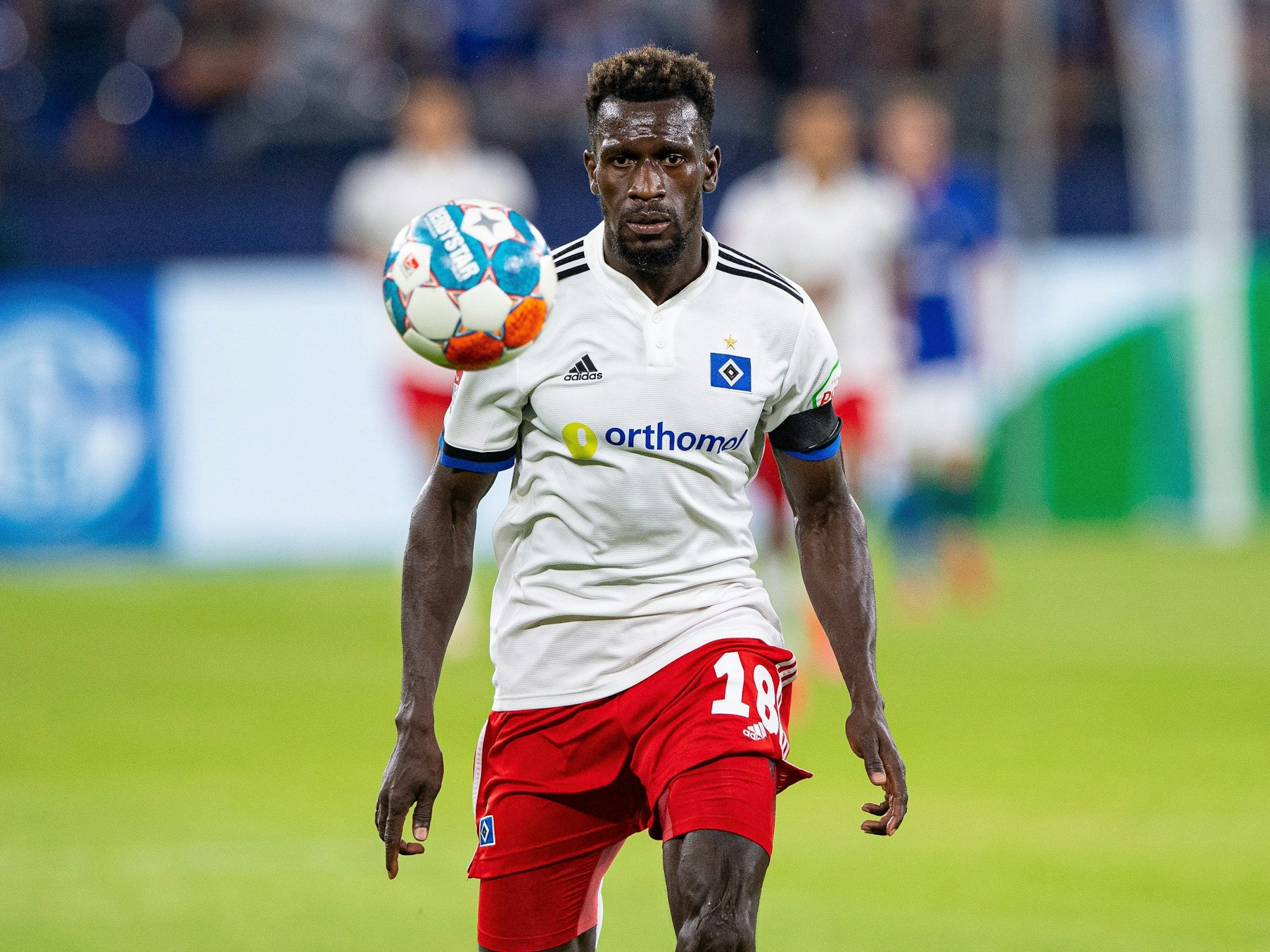 Hamburgs Bakery Jatta fokussiert den Ball an.