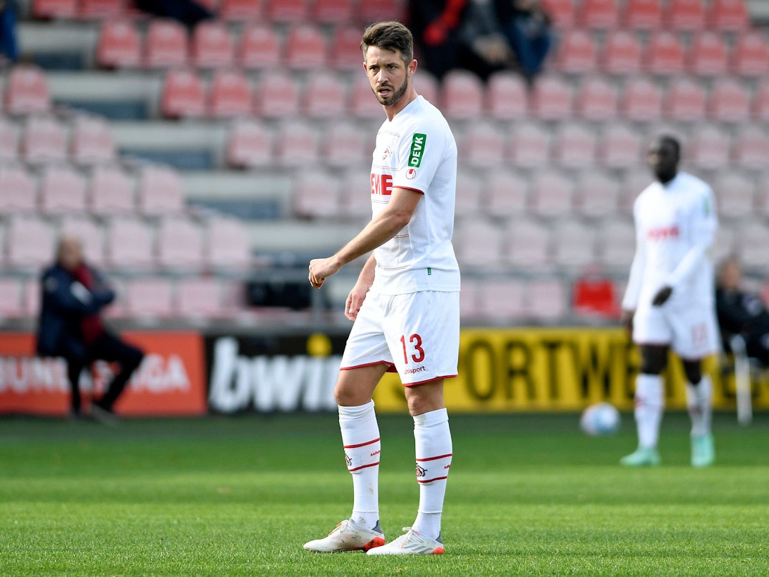 Fällt er auch gegen Augsburg aus? Mark Uth, hier im Testspiel gegen den SC Paderborn am 10. November 2021 in Köln.