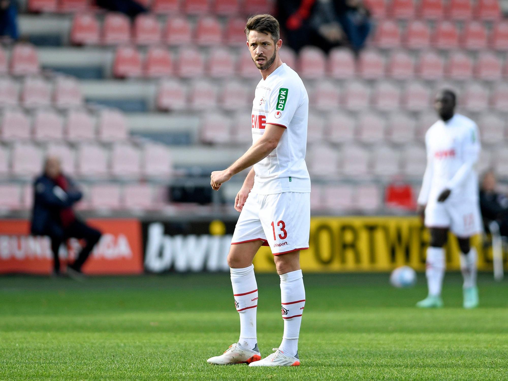 Fällt er auch gegen Augsburg aus? Mark Uth, hier im Testspiel gegen den SC Paderborn am 10. November 2021 in Köln.