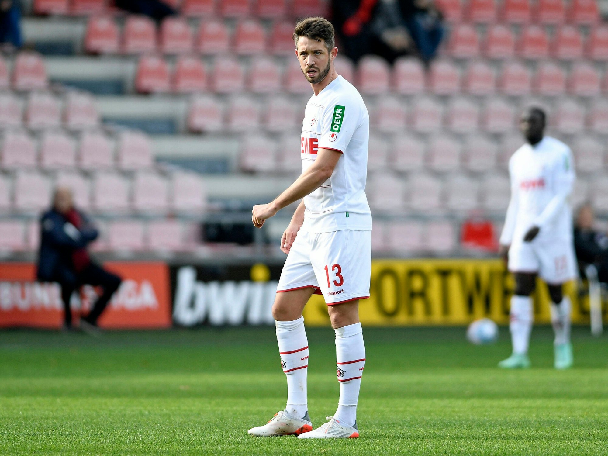 Fällt er auch gegen Augsburg aus? Mark Uth, hier im Testspiel gegen den SC Paderborn am 10. November 2021 in Köln.
