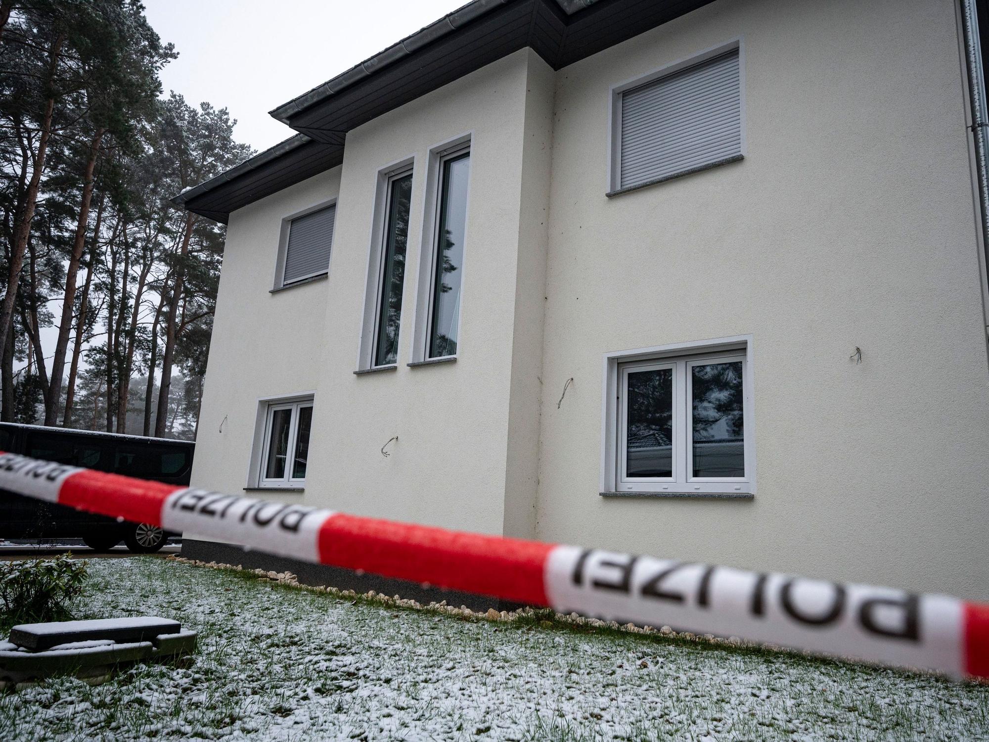 Nach dem Fund von fünf Toten in Königs Wusterhausen haben die Ermittler nun Details zum mutmaßlichen Motiv bekannt gegeben.