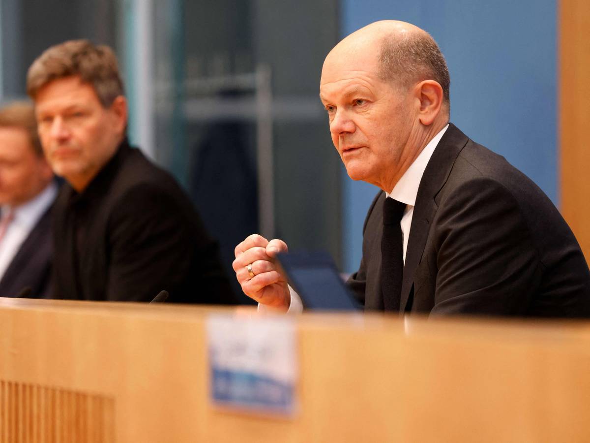 Der designierte Kanzler Olaf Scholz steht zusammen mit dem künftigen Vizekanzler Robert Habeck und dem designierten Finanzminister Christian Lindner am Dienstag (7. Dezember) in einer Bundespressekonferenz Rede und Antwort.