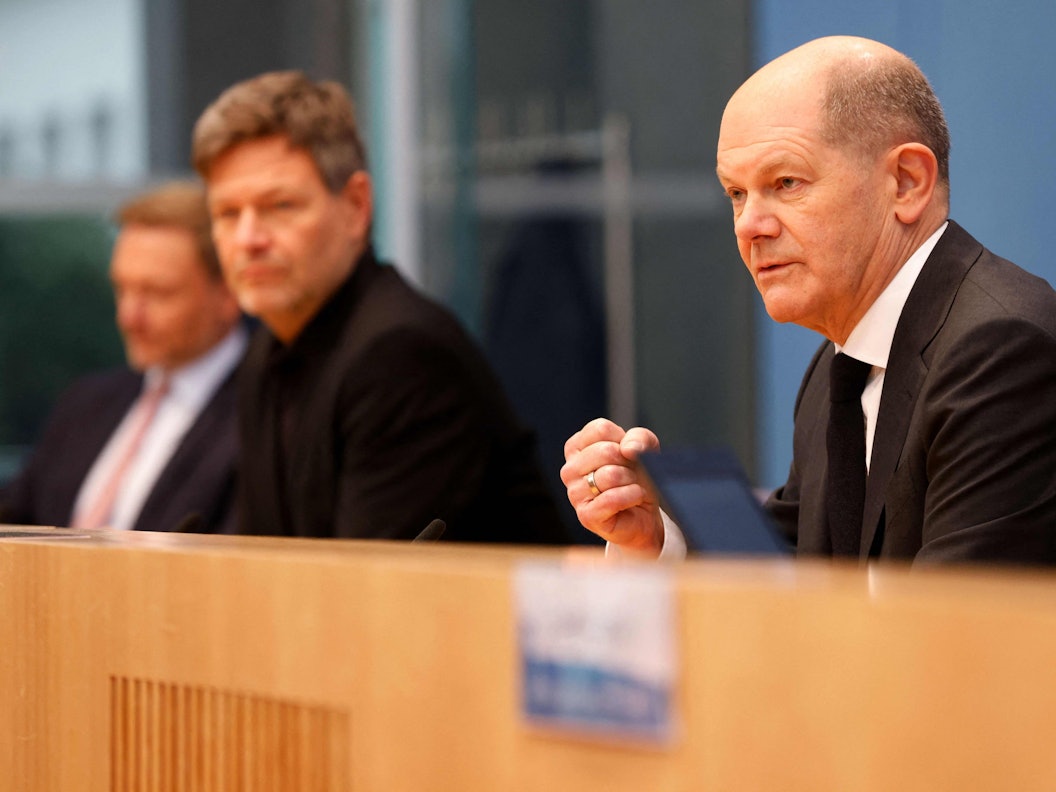 Der designierte Kanzler Olaf Scholz steht zusammen mit dem künftigen Vizekanzler Robert Habeck und dem designierten Finanzminister Christian Lindner am Dienstag (7. Dezember) in einer Bundespressekonferenz Rede und Antwort.