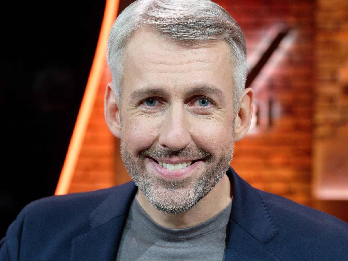 Der Entertainer Sebastian Pufpaff sitzt nach der Aufzeichnung der ersten Sendung der wieder aufgenommenen ProSieben-Comedyshow «TV total» im Studio. +++ dpa-Bildfunk +++
