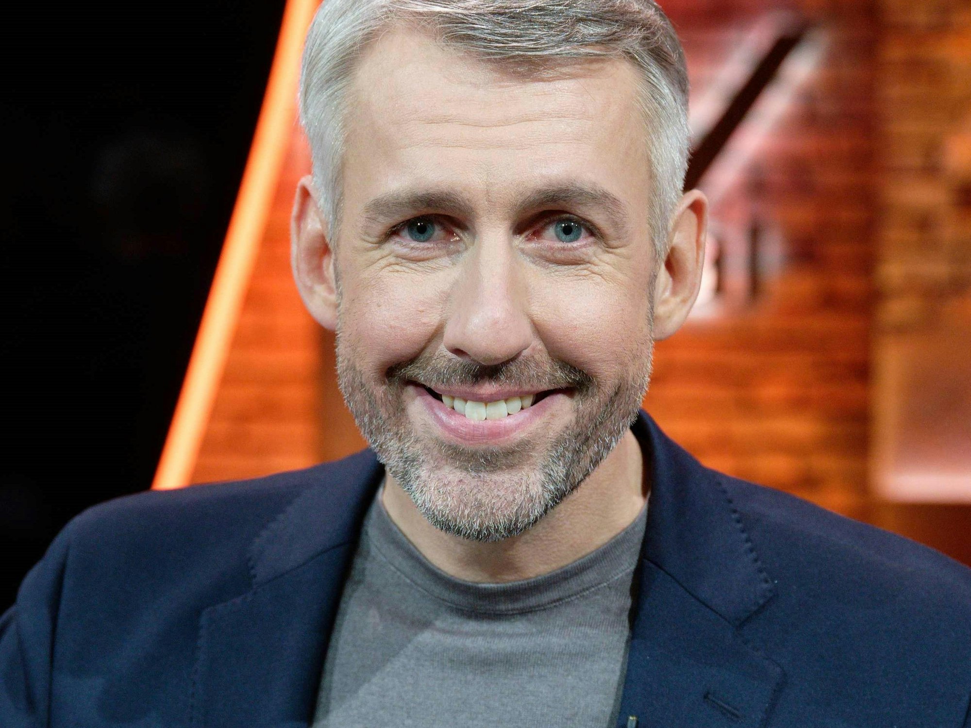 Der Entertainer Sebastian Pufpaff sitzt nach der Aufzeichnung der ersten Sendung der wieder aufgenommenen ProSieben-Comedyshow «TV total» im Studio. +++ dpa-Bildfunk +++