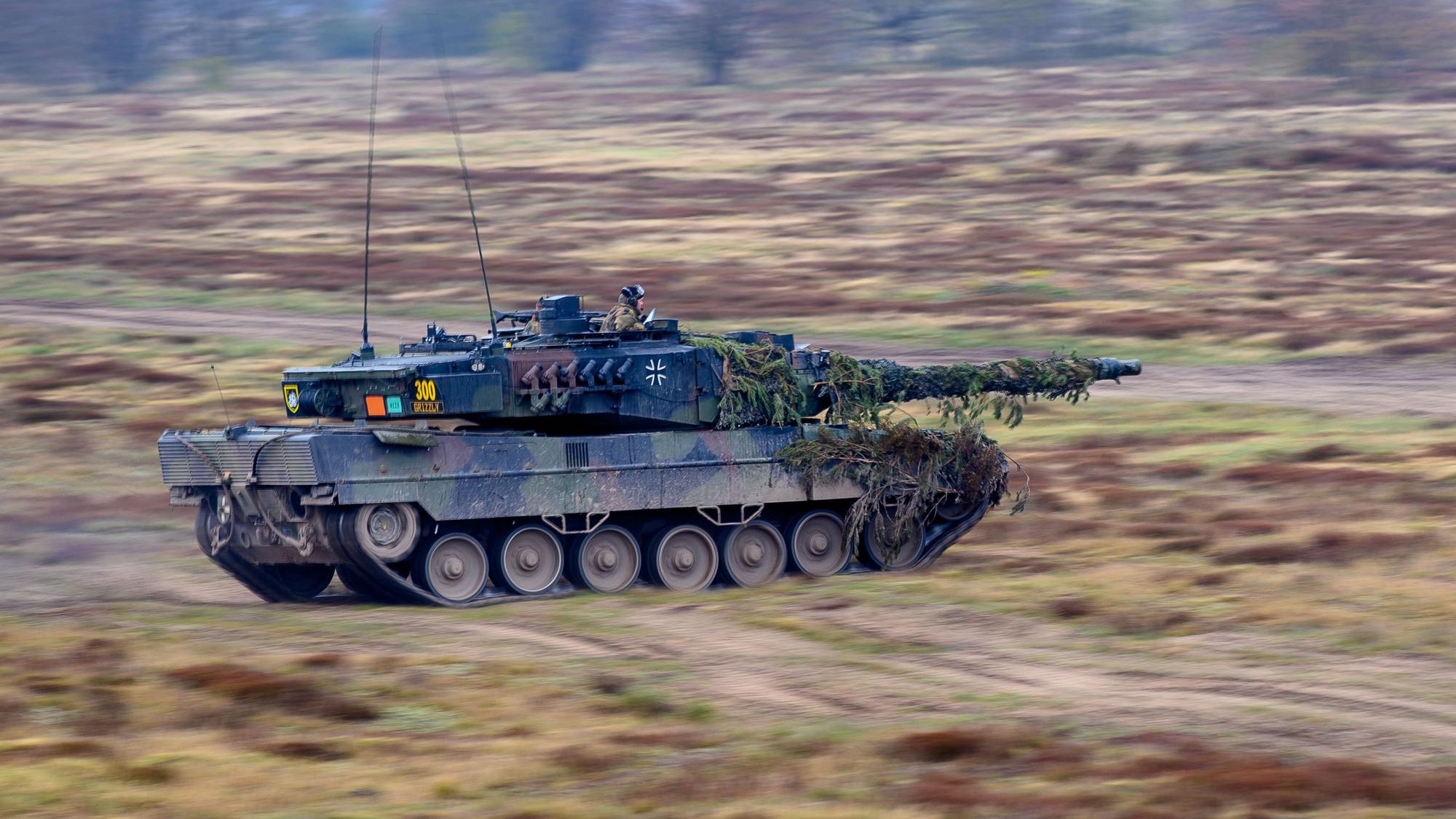 Ein deutscher Panzer vom Typ Leopard IIA6 vom Panzerbataillon 414 fährt während einer Übung auf dem Truppenübungsplatz des Gefechtsübungszentrums des Heeres in der Colbitz-Letzlinger Heide.