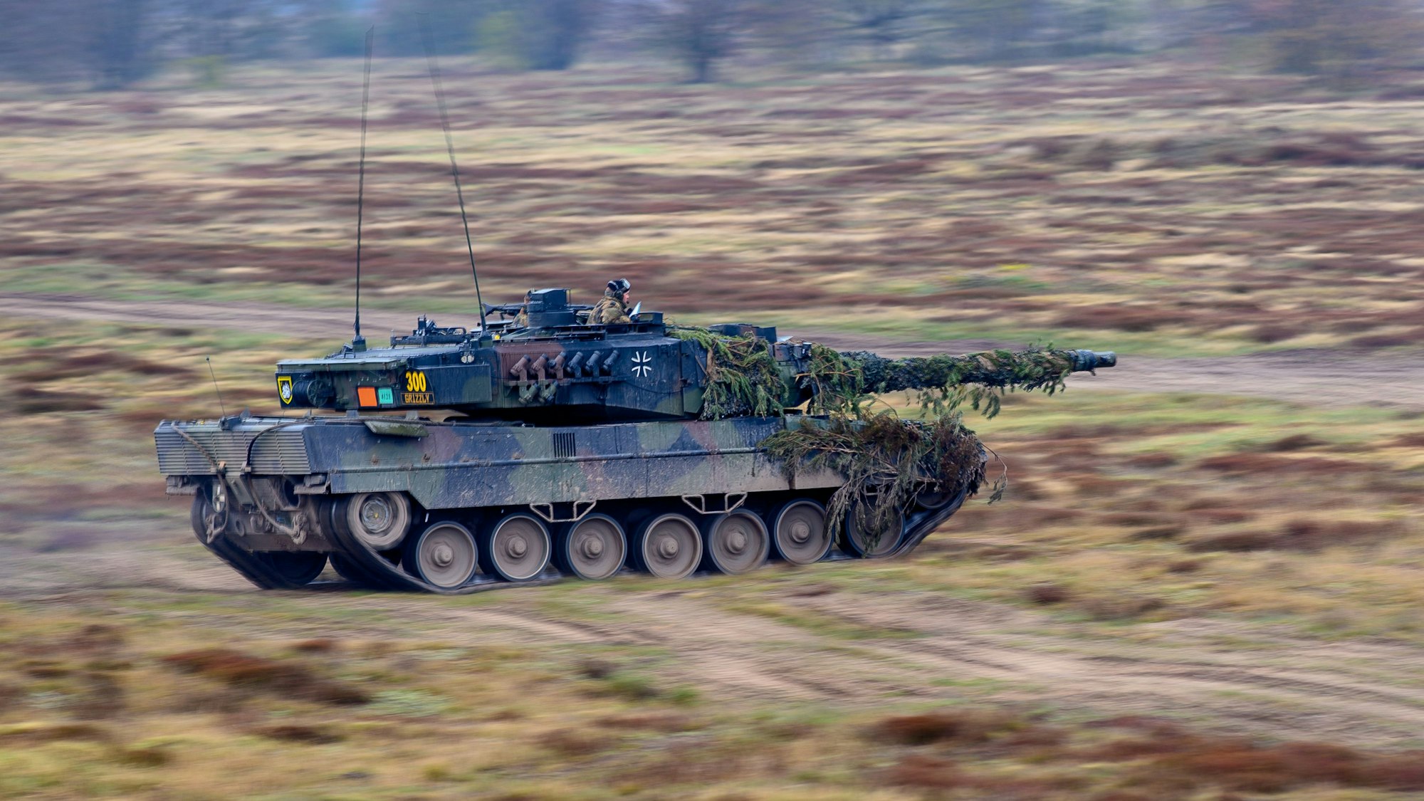 Ein deutscher Panzer vom Typ Leopard IIA6 vom Panzerbataillon 414 fährt während einer Übung auf dem Truppenübungsplatz des Gefechtsübungszentrums des Heeres in der Colbitz-Letzlinger Heide.