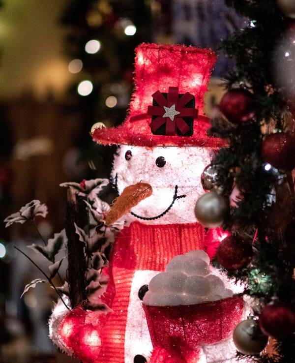 Ein von innen beleuchteter Deko-Schneemann steht im Flur der weihnachtlich dekorierten Wohnung von Dirk van Acken.