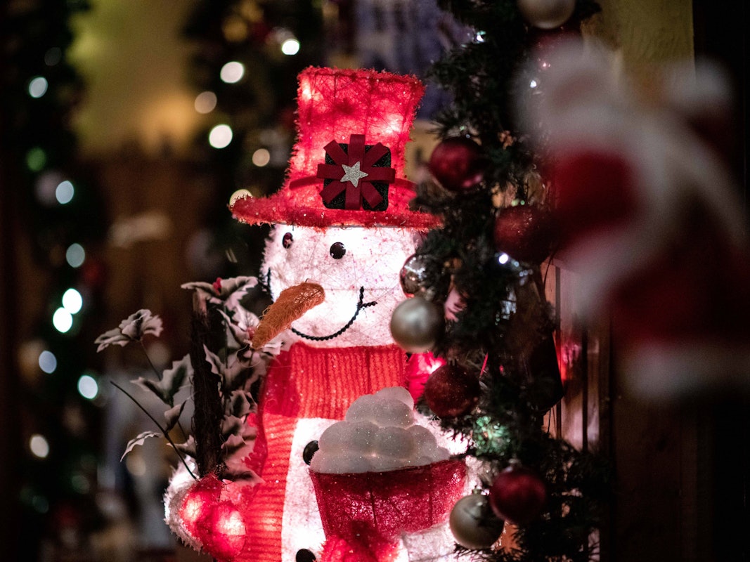 Ein von innen beleuchteter Deko-Schneemann steht im Flur der weihnachtlich dekorierten Wohnung von Dirk van Acken.