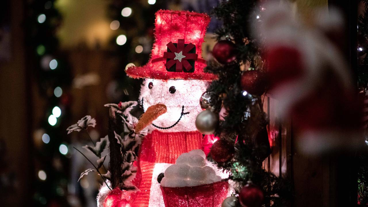 Ein von innen beleuchteter Deko-Schneemann steht im Flur der weihnachtlich dekorierten Wohnung von Dirk van Acken.